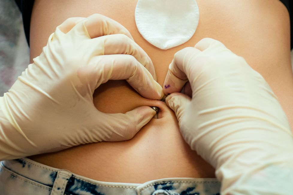 Kolczyk w pępku pielęgnacja Przebieg i cena piercingu pępka jak-dlugo-goi-siekolczyk w pępku