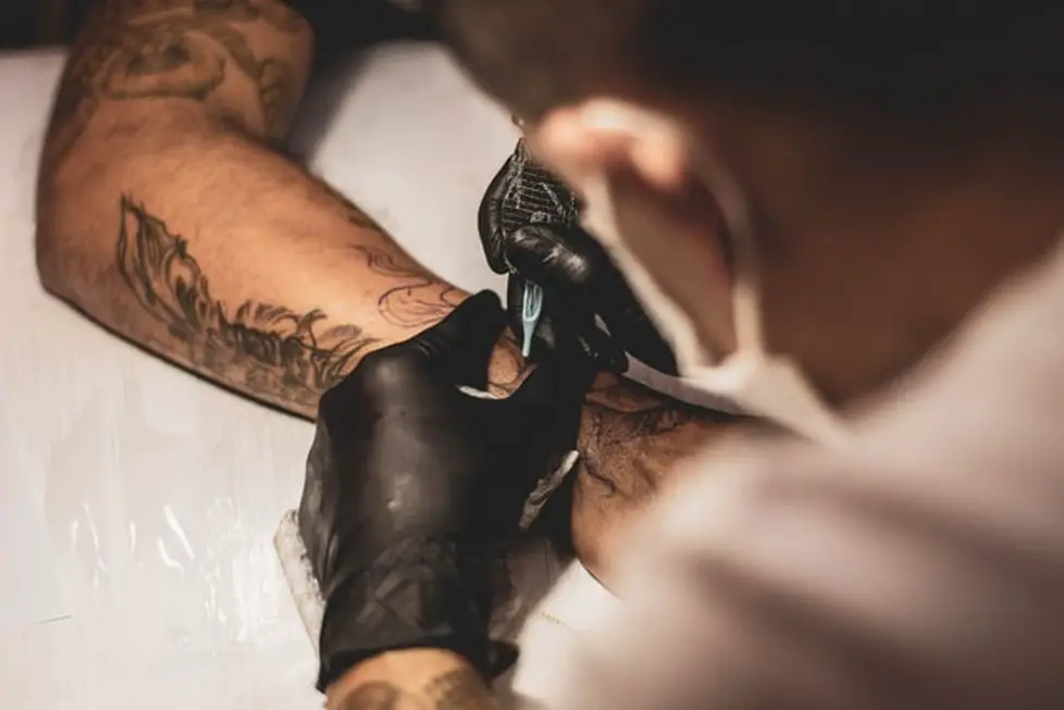 Wypalanie tatuażu – i co dalej? Jak dbać o skórę po zabiegu