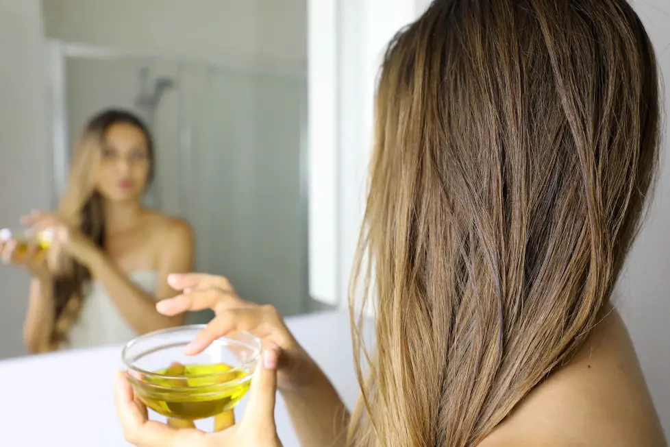 Czym olejować włosy, a czym skórę głowy?