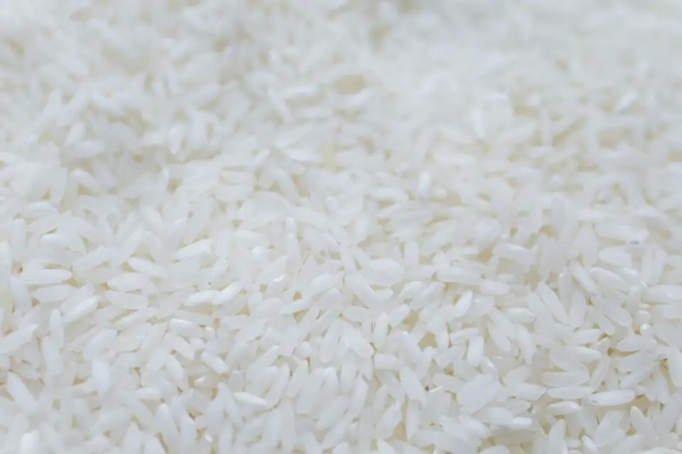 woda ryżowa na włosy biały suchy ryż