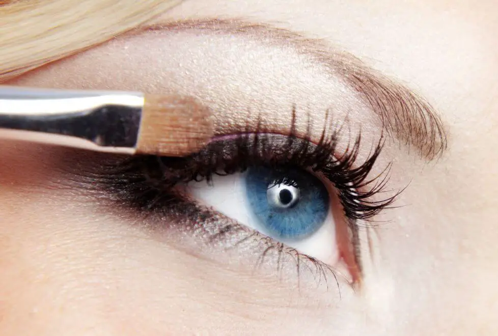 Jak podkreślić i rozświetlić oko? Kreska i make up oczu