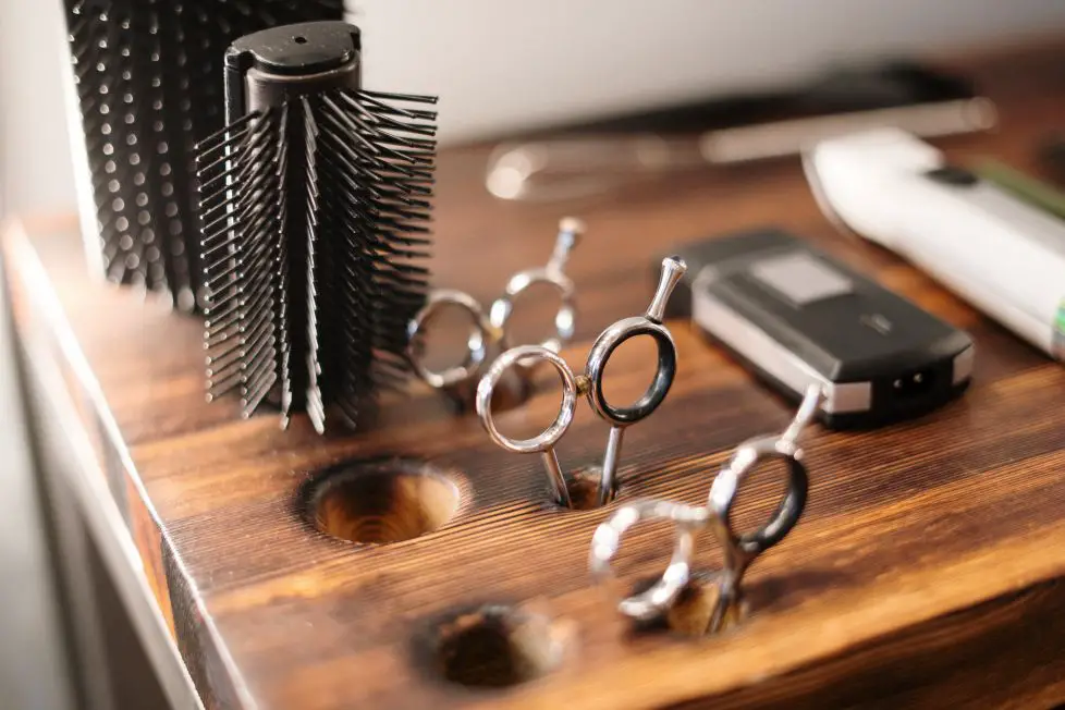 Degażówki – profesjonalne nożyczki fryzjerskie, które mogą ci się przydać - Kto nie powinien używać degażówek?