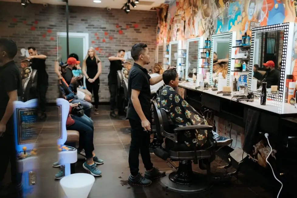Ile zarabia fryzjer Jakie musi miec kwalifikacje Fryzjer z wlasnym salonem–wady i zalet