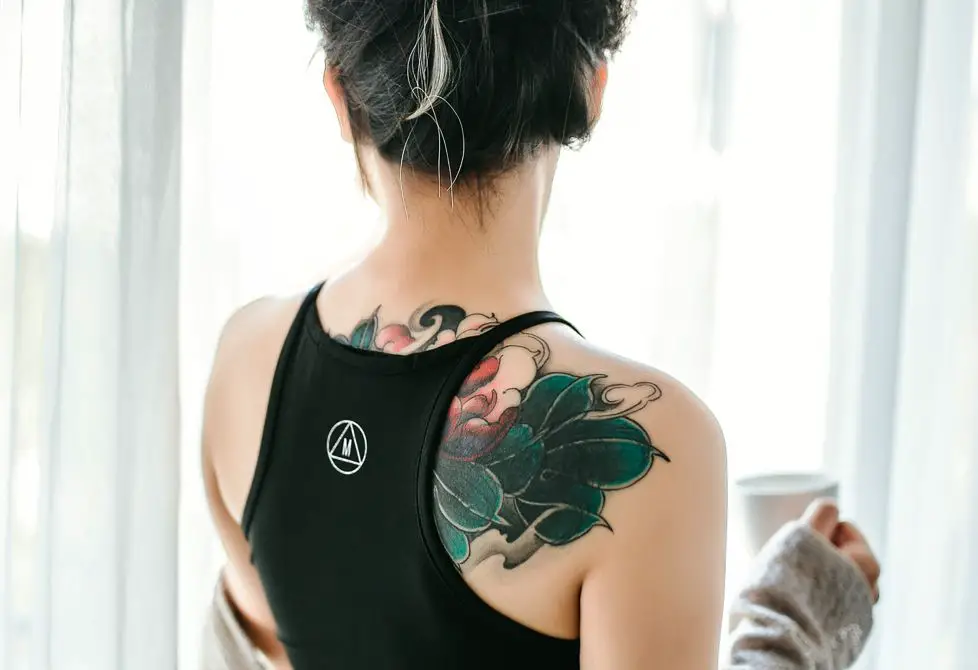 Tatuaz na szyi–co wybrac Jakie wzory najlepiej prezentuja sie na damskiej i meskiej szyi Tatuaz na karku damski