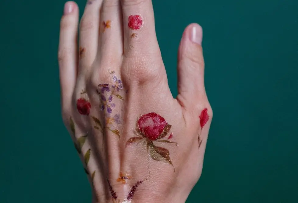 Kwiaty–tatuaze z chryzantemami