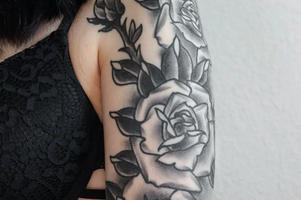 Roze tatuaze–symbolika kwiatow