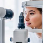 sprawdzanie wzroku pacjentki do zabiegu laserowej korekty wzroku