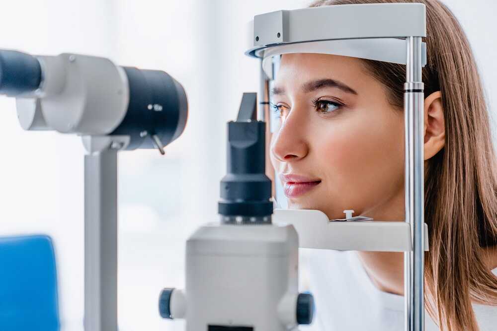 проверка зрения пациента перед процедурой лазерной коррекции зрения