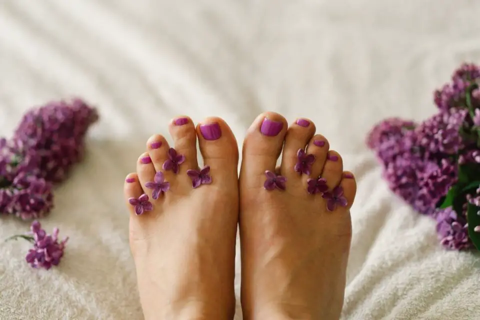 pedicure frezarkowy ładne stopy z kwiatkami