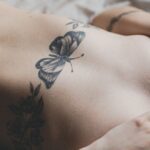 Tatuaże pod biustem
