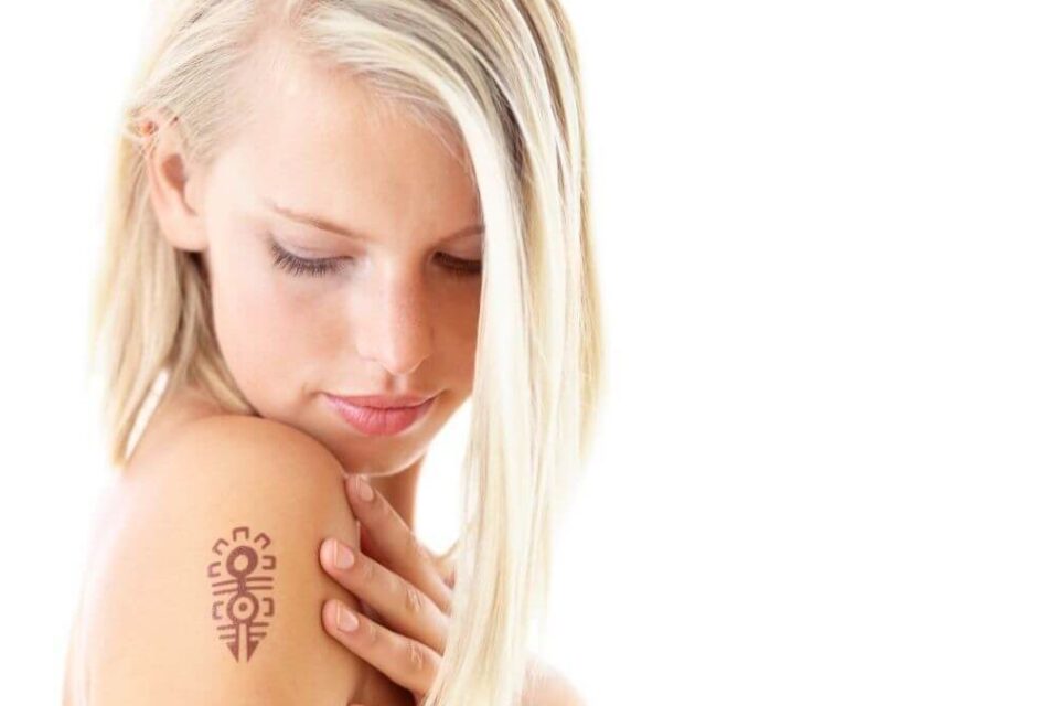 malutkie tatuaże blondynka z tatuażem na ramieniu