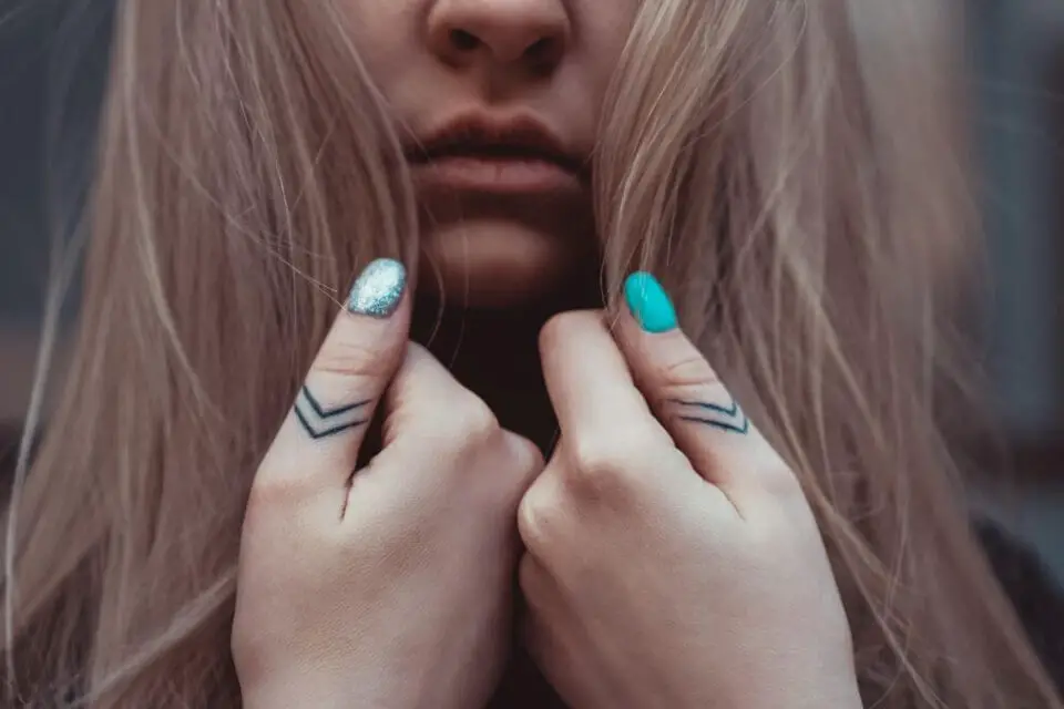 malutkie tatuaże strzałki na palcach