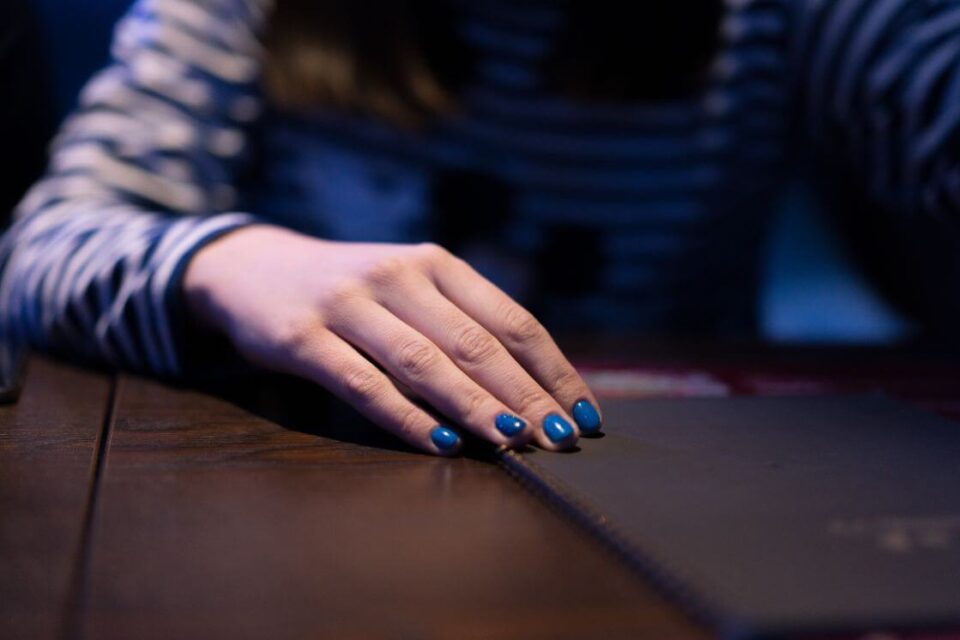 modny manicure dłoń przy komputerze
