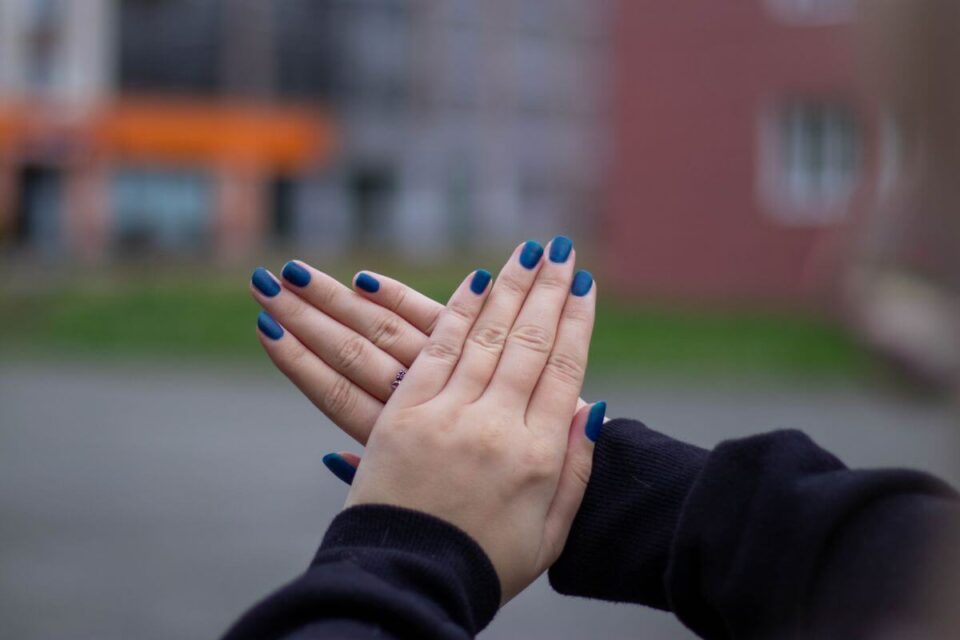 niebieskie paznokcie pokazywanie paznokci na zewnatrz