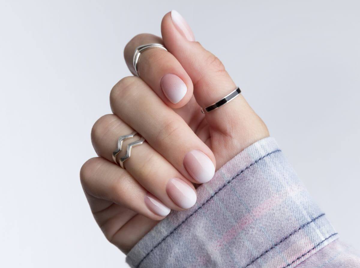 Paznokcie baby boomer – jak zrobić ten manicure krok po kroku? Czy baby boomer na paznokciach to stylizacja dla wszystkich?