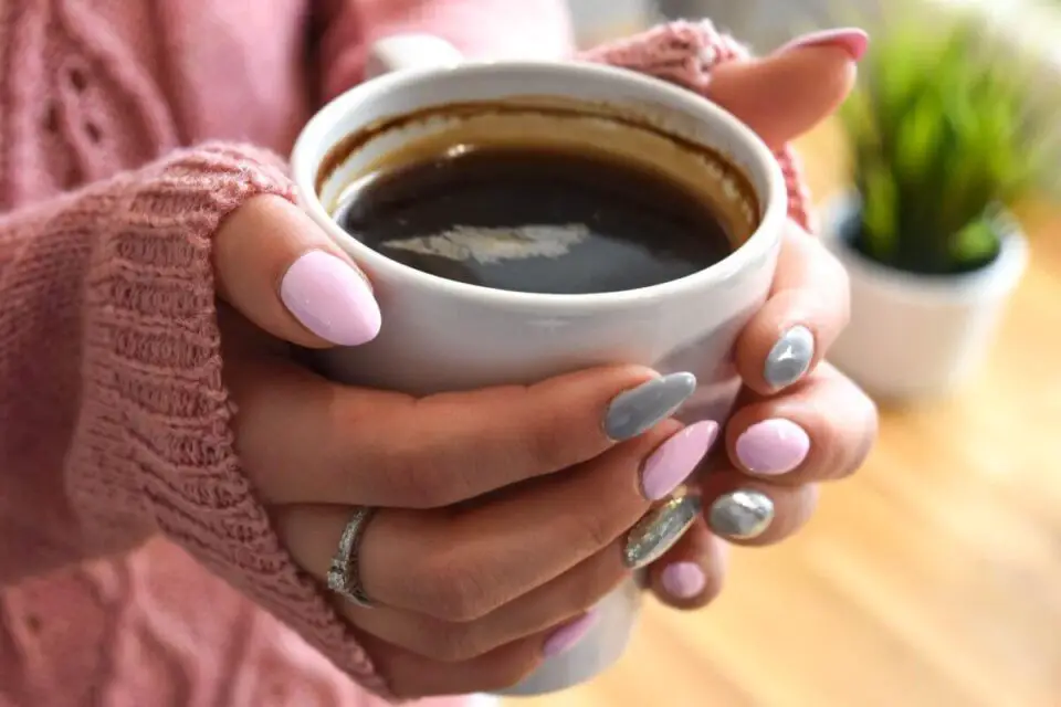 paznokcie hybrydowe kubek z kawą