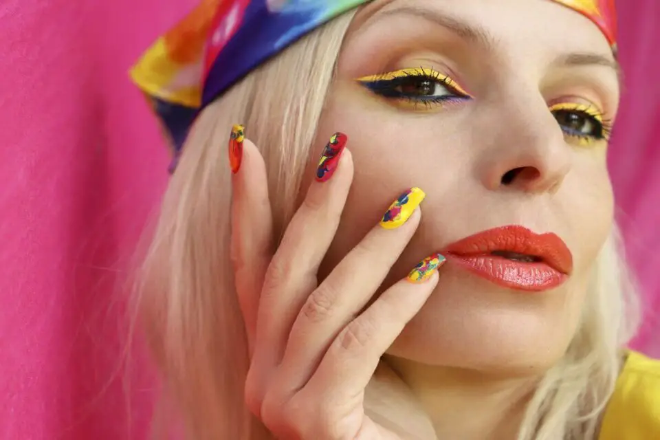 paznokcie neonowe kobieta z kolorowymi paznokciami