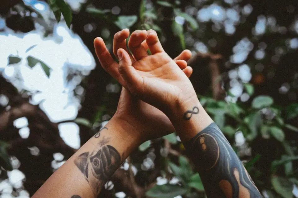 pielęgnacja tatuażu uniesione dłonie