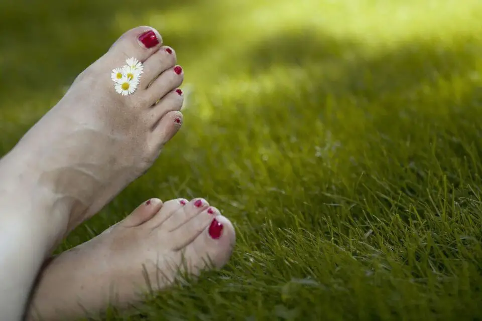 pomysły na paznokcie u stóp stopy na trawie