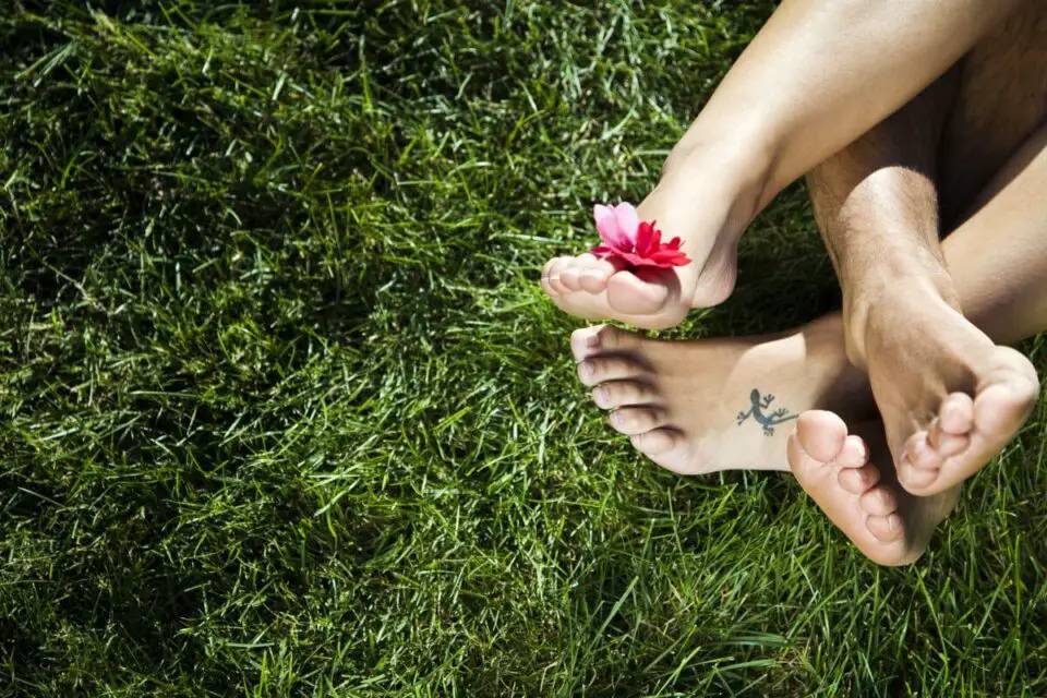tatuaż na stopie para na trawie