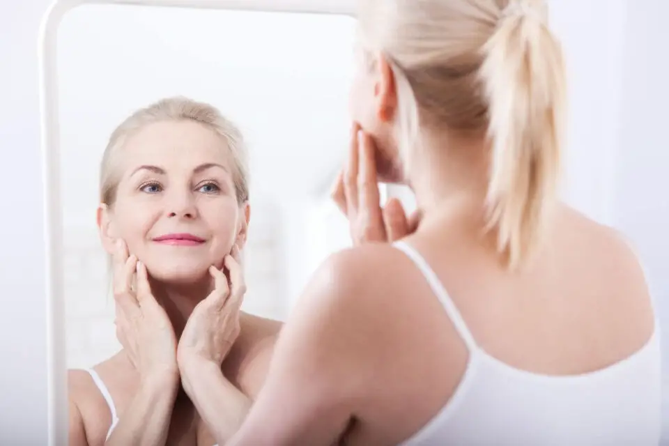 anti-aging kobieta patrzy w lustro