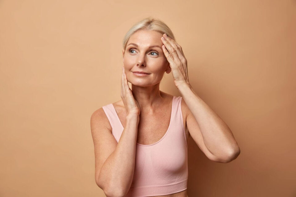 anti-aging kobieta trzyma się za twarz