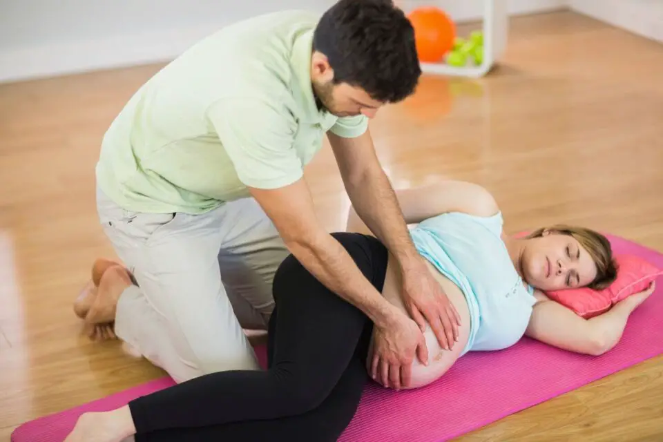 masaż prenatalny kobieta leży na ziemi podczas masażu
