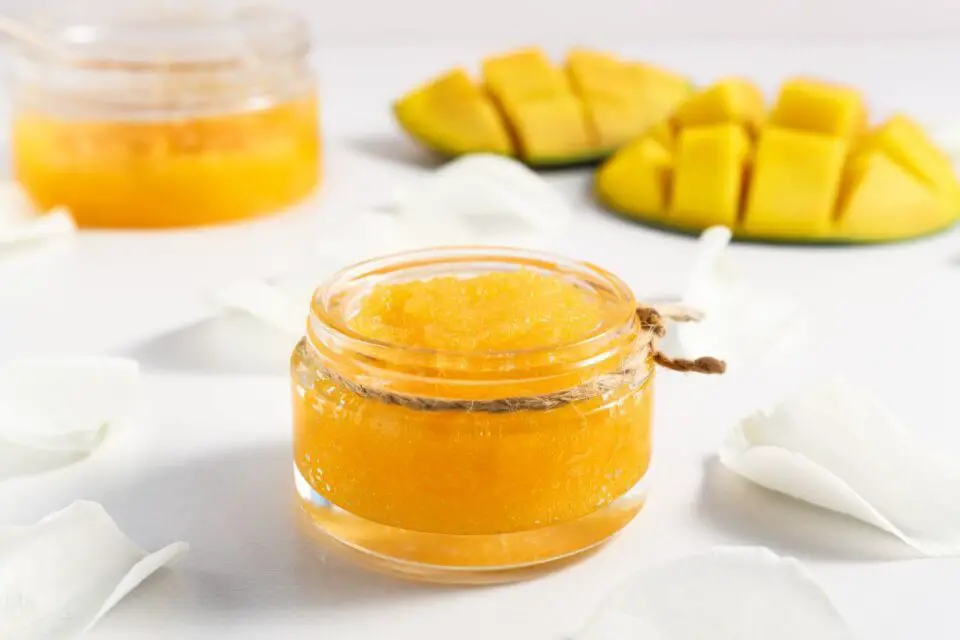 peeling cukrowy z mango na stole