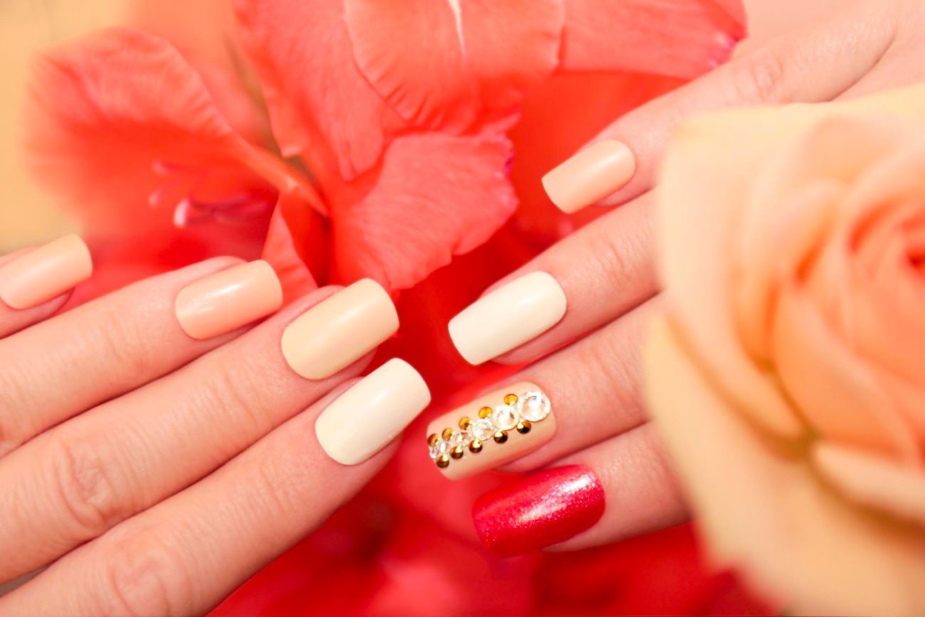 Paznokcie na lato 2023. TOP stylizacje – zobacz modne wzory i kolory, a także zdobienia. Te trendy będą królować!