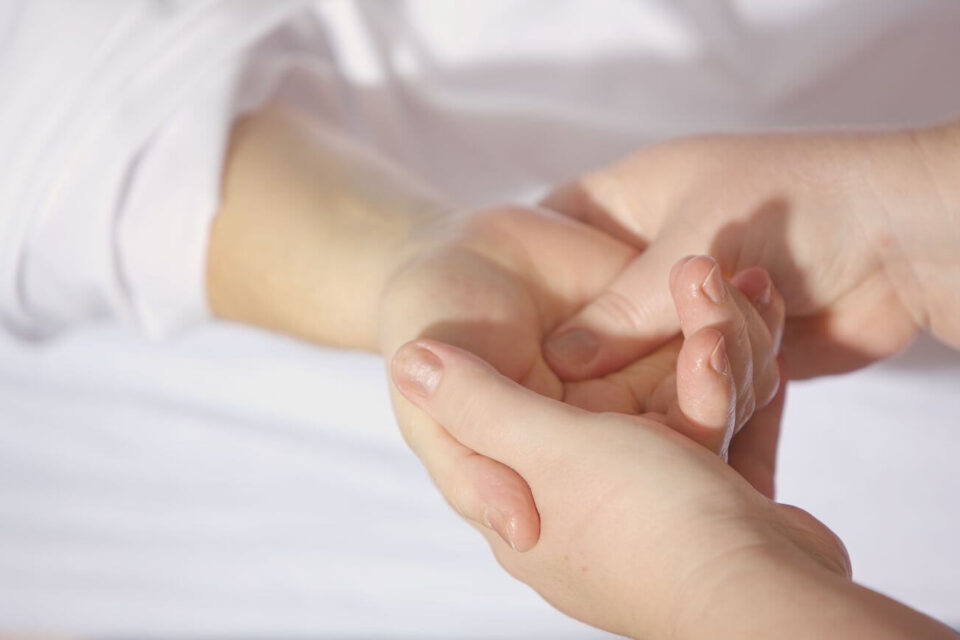 masaż leczniczy dłoń