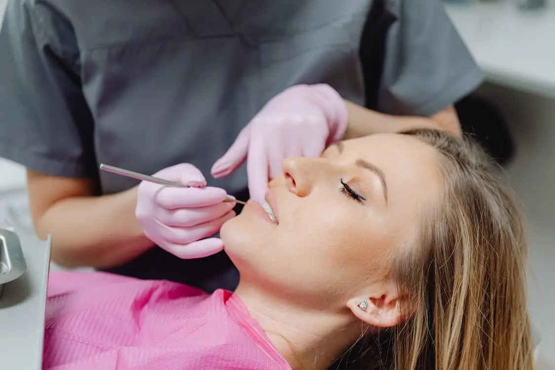 Ukruszony ząb wymaga natychmiastowej interwencji stomatologicznej