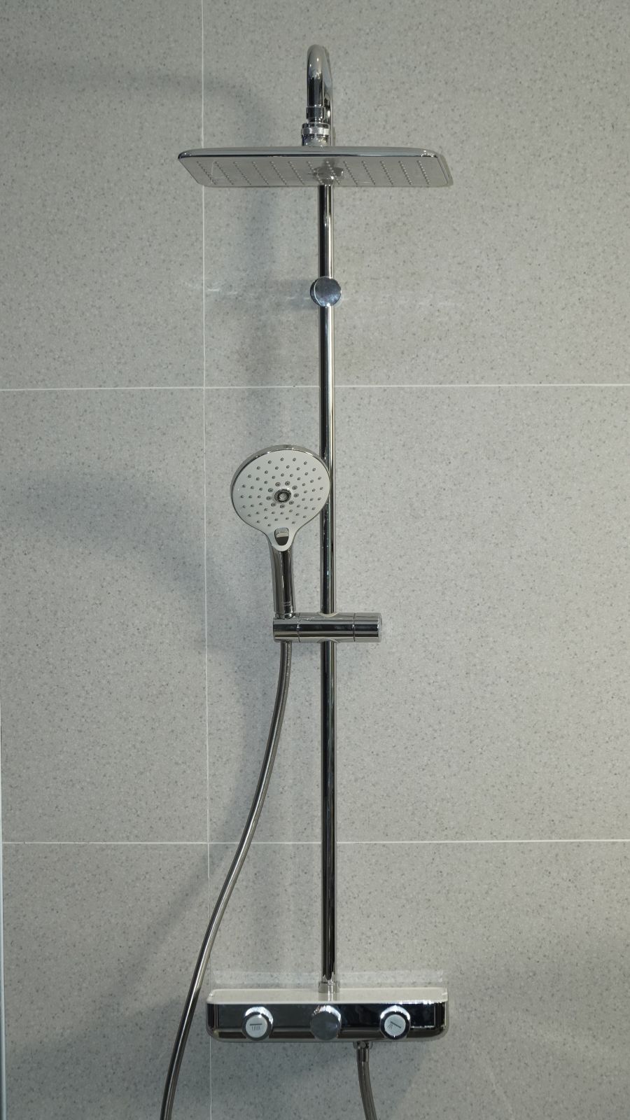 Słuchawki prysznicowe i deszczownice — na co zwrócić uwagę przy ich wyborze? Jakie mają zalety?