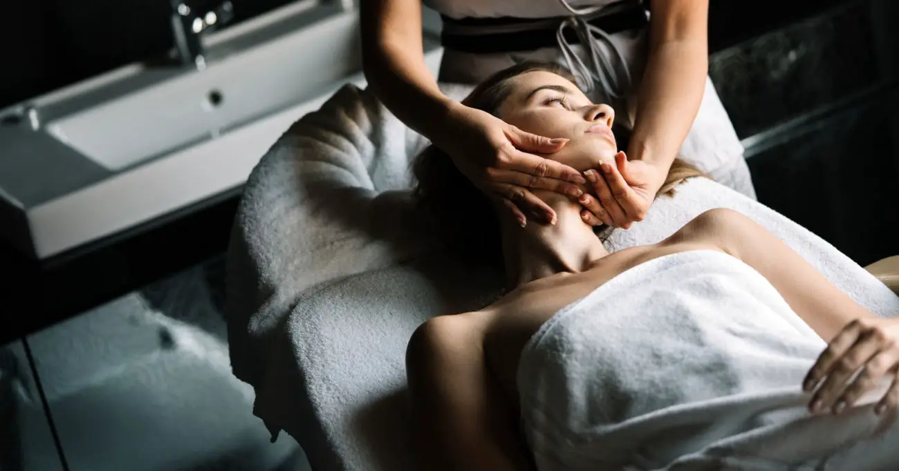 glowne young beautiful woman having massage in spa salon 2022 01 18 23 52 33 utc Easy Resize.com
