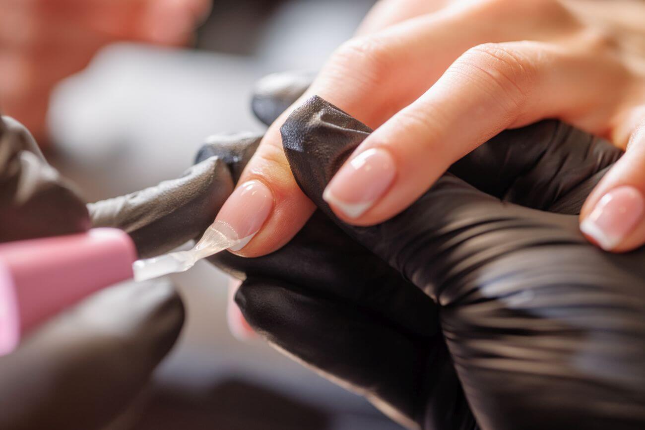 Hybryda naturalna – na czym polega ten modny manicure?