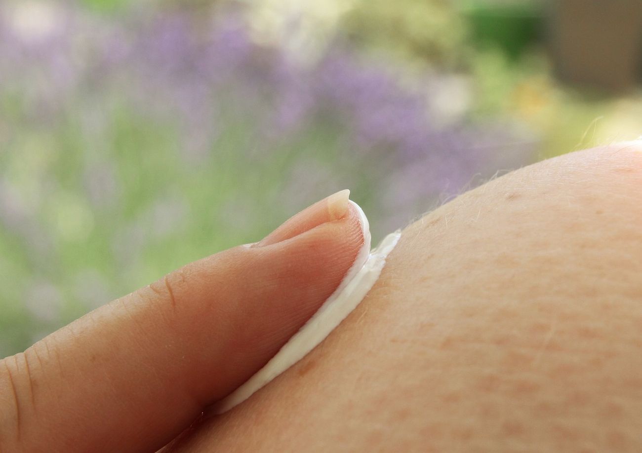 Krem do twarzy SPF50 – jak go prawidłowo stosować?