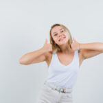 Kobieta z podniesionymi pachami